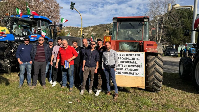 Agricoltori in protesta coi trattori a Cosenza: «Livelli insopportabili»