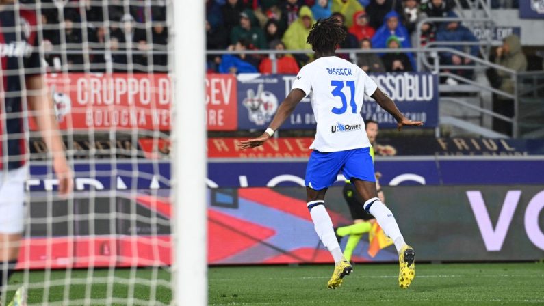 L’Inter vince anche a Bologna, decide una rete di Bisseck