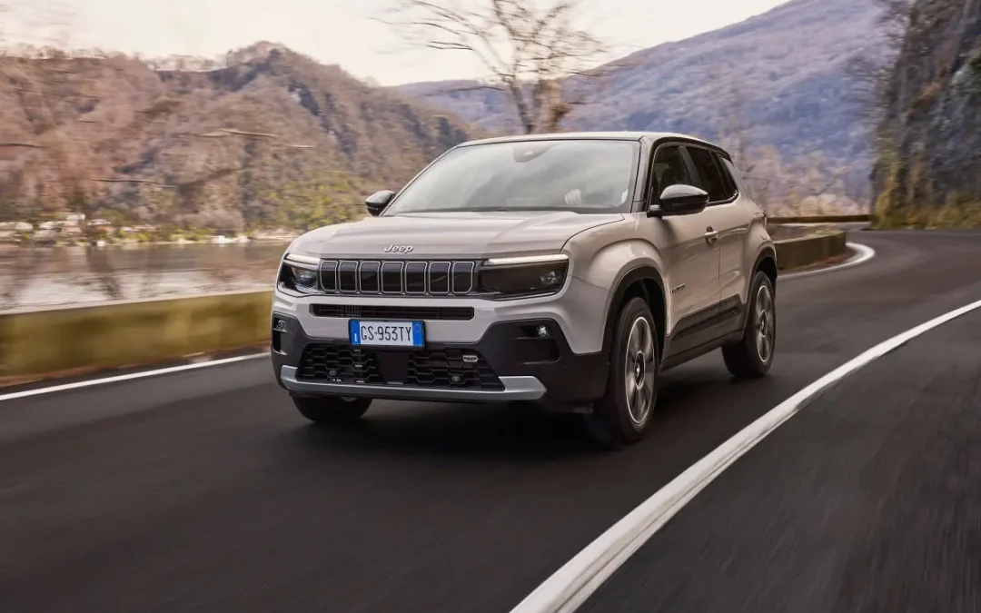 Jeep Avenger è ora anche ibrida, risparmio e sosteniblità