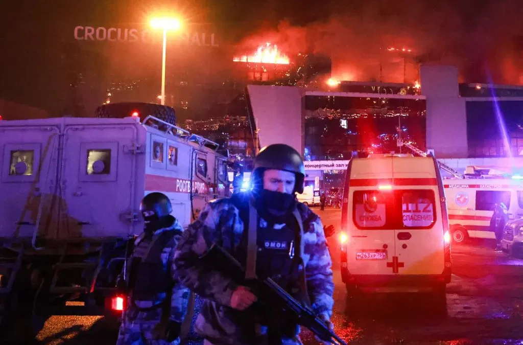 Attentato a Mosca, decine di morti e centinaia di feriti. L’Isis rivendica l’attacco