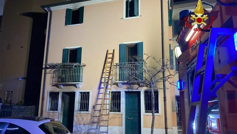 Incendio in abitazione a Chioggia, 3 morti