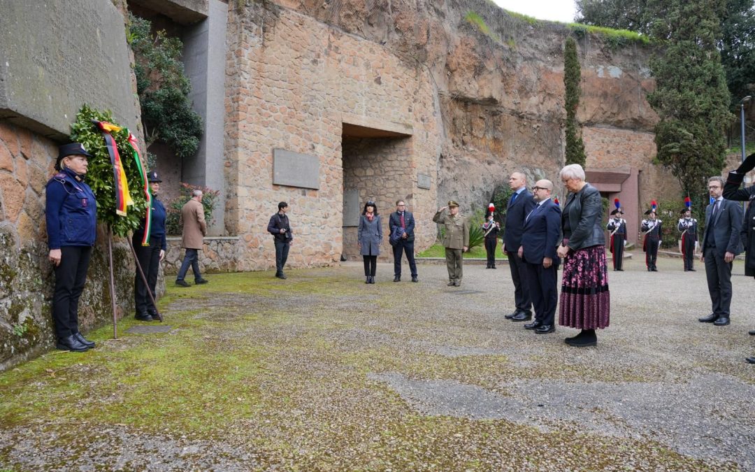 Fosse Ardeatine, ministri Roth e Sangiuliano rendono omaggio alle vittime
