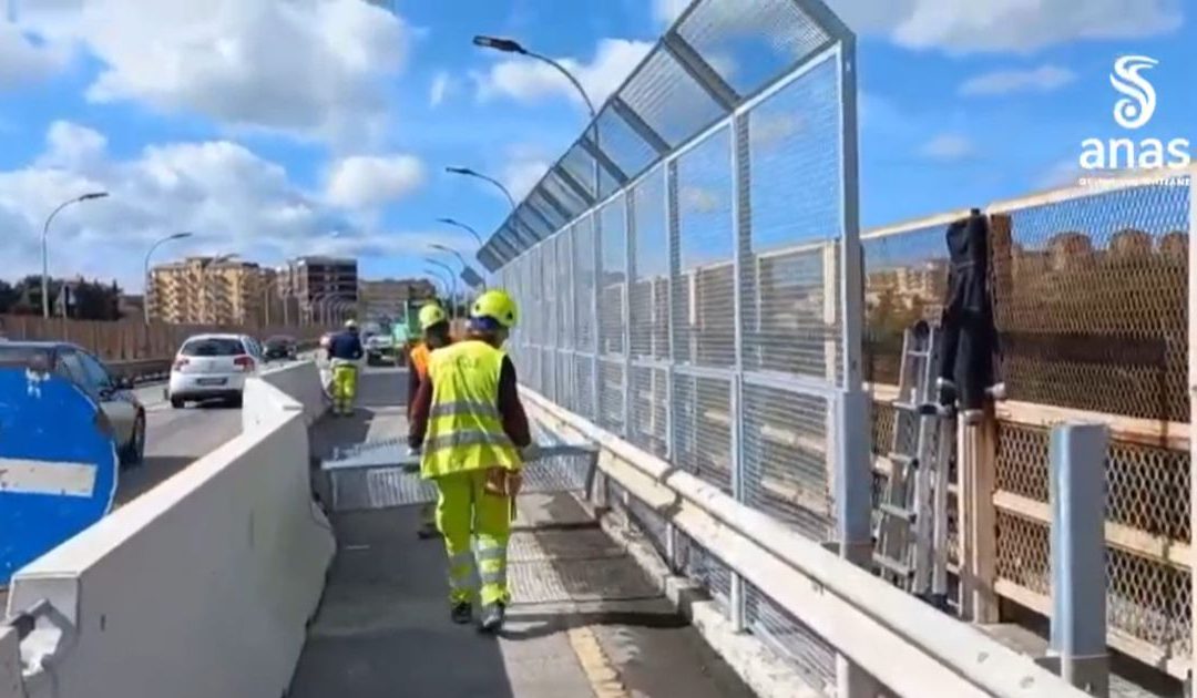 Sul viadotto Morandi l'installazione di reti anti scavalco