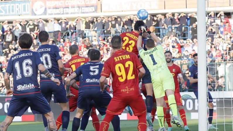 Serie B, il Catanzaro vince il derby col Cosenza