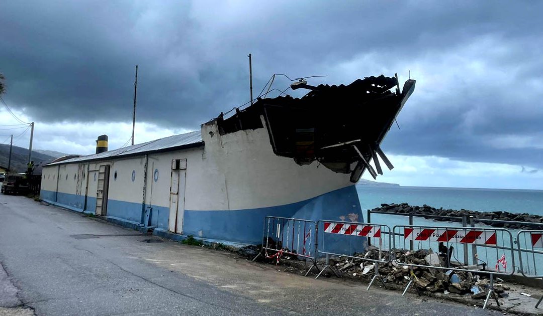 Pizzo dice addio alla Nave, abbattuto lo storico ristorante ormai abbandonato