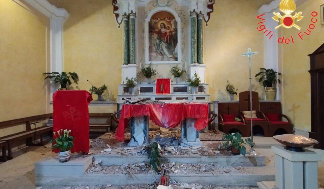 VIDEO – Lamezia, Chiesa del Soccorso inagibile, crolla il soffitto sull’altare