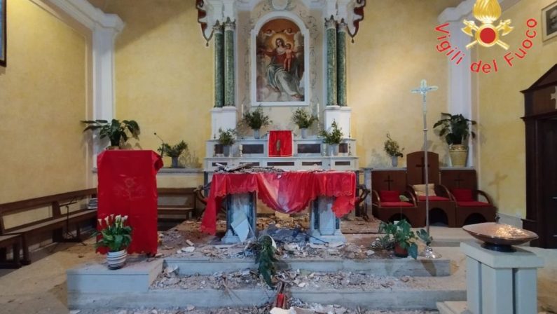 VIDEO - Lamezia, Chiesa del Soccorso inagibile, crolla il soffitto sull'altare