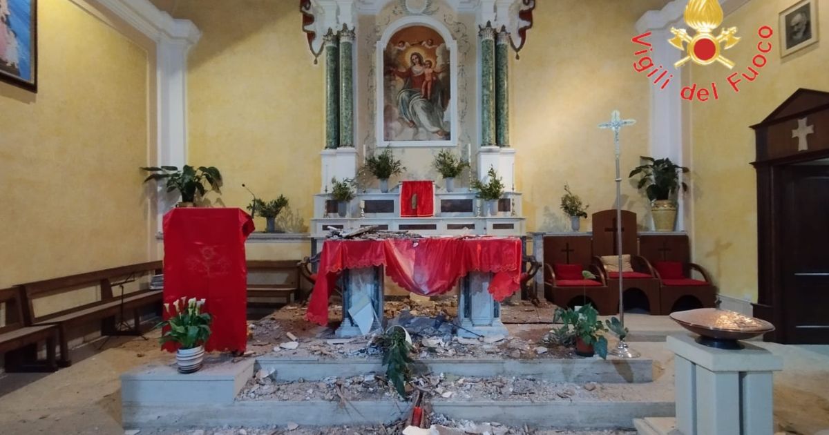 VIDEO – Lamezia, Chiesa del Soccorso inagibile, crolla il soffitto sull’altare