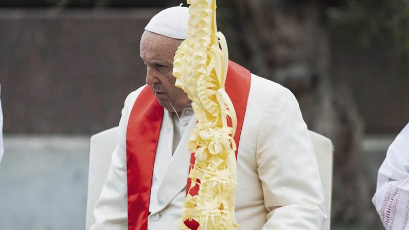 Domenica delle Palme, il Papa con voce affaticata, celebra ma non legge l’omelia