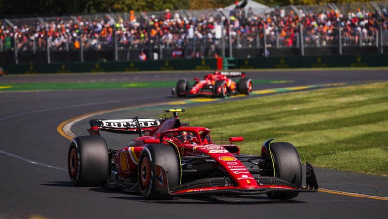 Formula 1, doppietta Ferrari in Australia, vince Sainz davanti a Leclerc