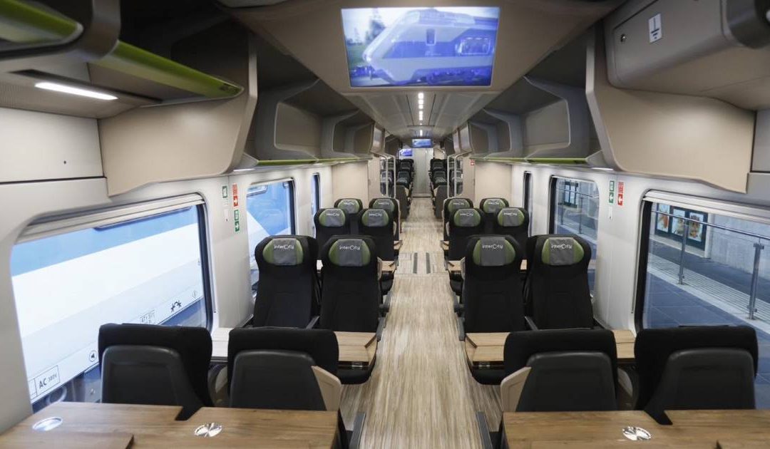 Uno dei nuovi treni ibridi Intercity di Trenitalia