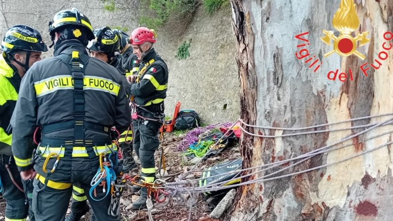 Tragedia a Roghudi, escursionista 23enne precipita da un dirupo e muore