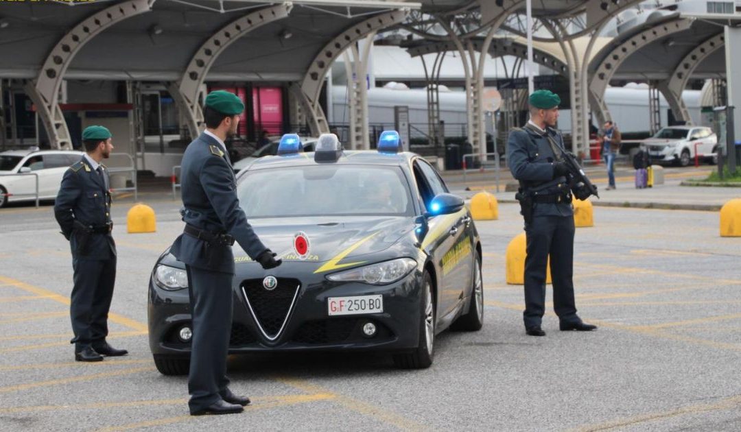 Una pattuglia della Guardia di Finanza vicino all'aeroporto di Lamezia