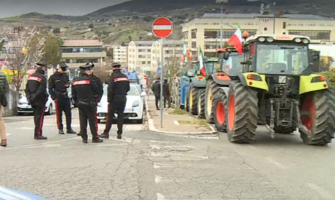 La protesta degli agricoltori alla Regione Basilicata
