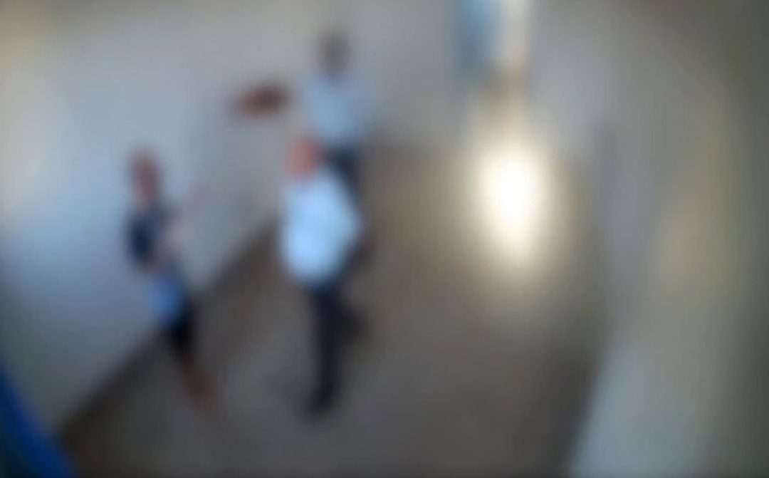 Le immagini delle violenze riprese dalle telecamere di sicurezza