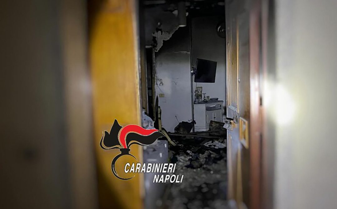 Casa in fiamme, carabiniere salva una anziana bloccata a letto