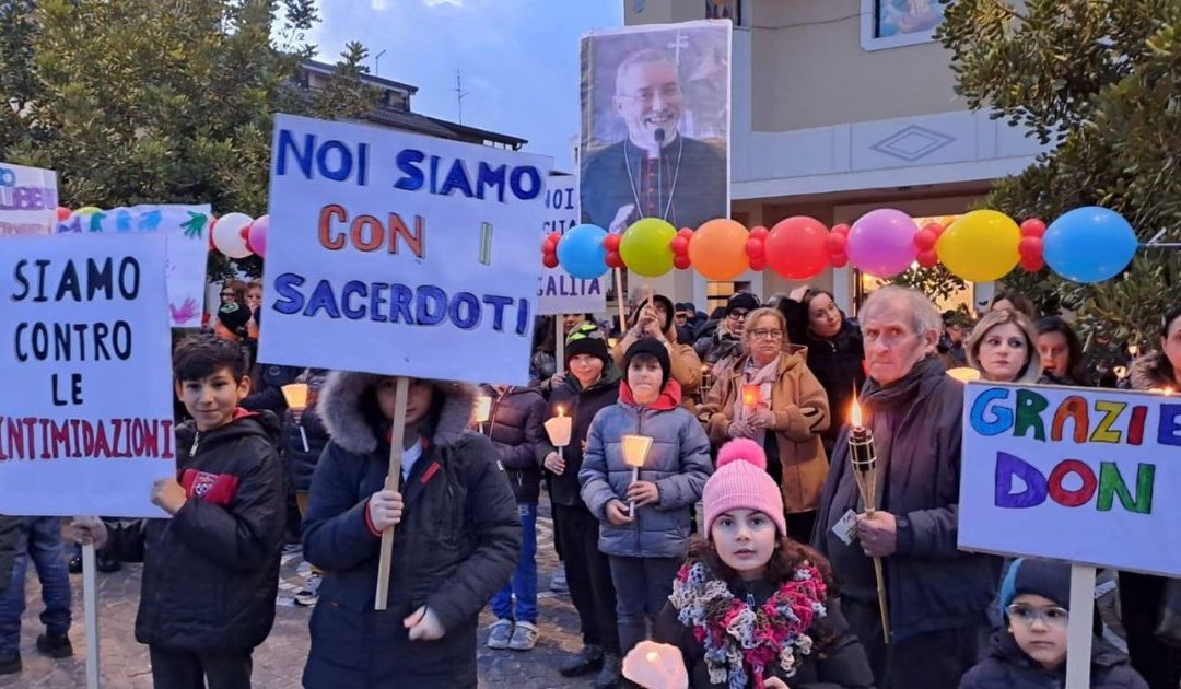 Un momento della fiaccolata