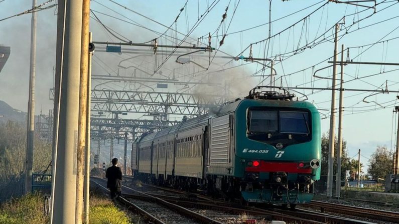 VIDEO - Fumo dal treno, il Frecciarossa diretto a Reggio Calabria termina la corsa a Paola