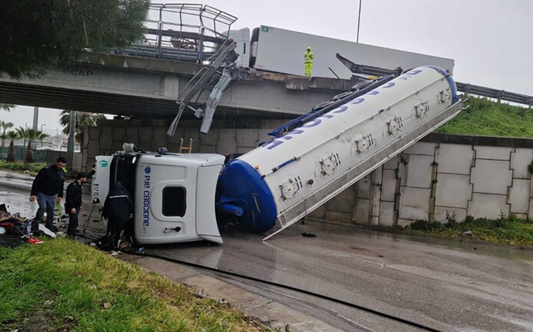 Il tir precipitato dal cavalcavia