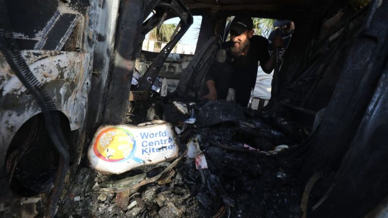 Uccisi 7 operatori umanitari della Ong World Central Kitchen a Gaza