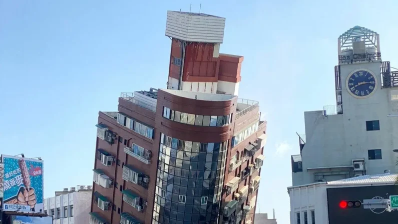 Scossa di magnitudo 7.4 a Taiwan. Edifici crollati e vittime