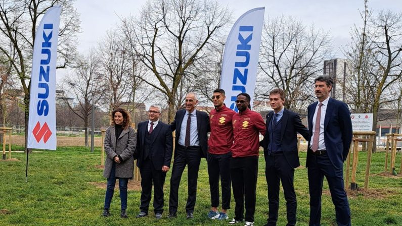 Suzuki e Torino FC schierano 11 alberi granata a difesa della città