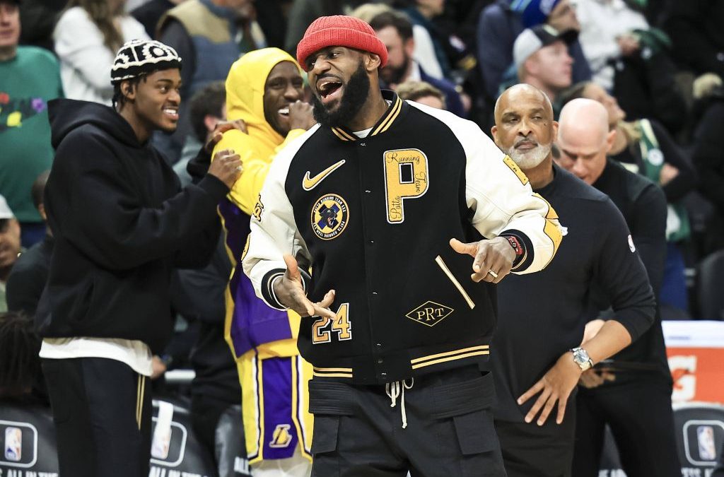 Los Angeles supera Cleveland, Denver torna al comando a Ovest