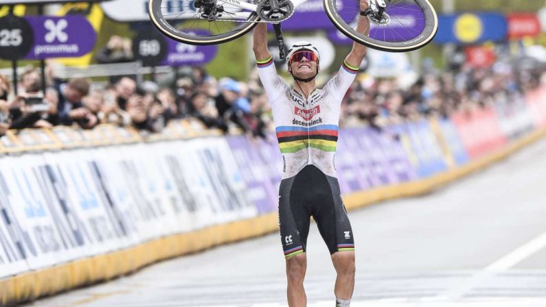 Bis alla Parigi-Roubaix per il campione del mondo Van der Poel