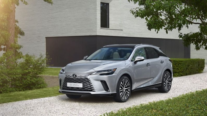 Per Lexus la strada dell’elettrico passa per il Plug-in