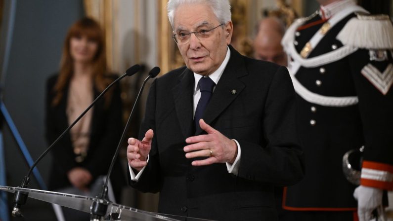 Polizia, Mattarella “Prezioso punto di riferimento al servizio della comunità”
