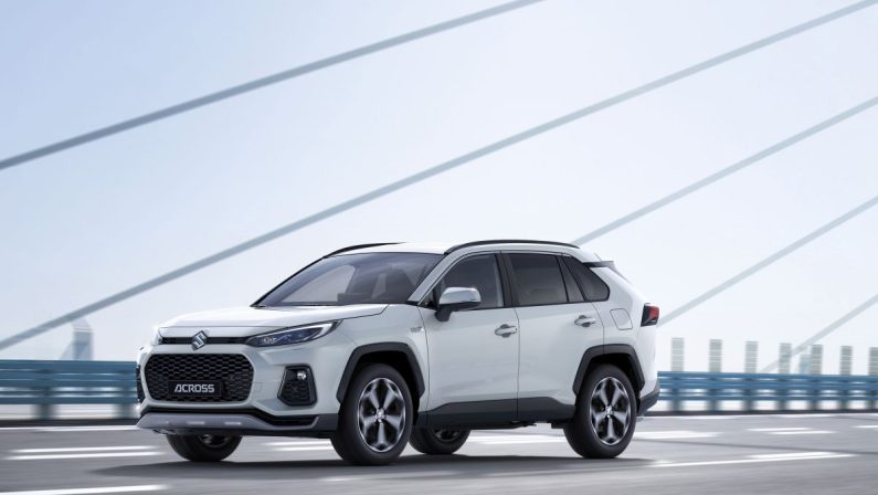 Nuova Suzuki Across Plug-in, ancora più tecnologica