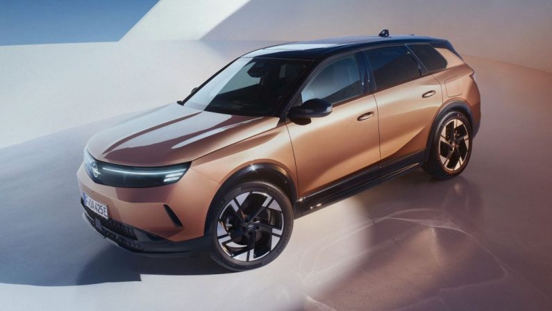 Grandland, il nuovo SUV Opel diventa “mega” ed è anche elettrico