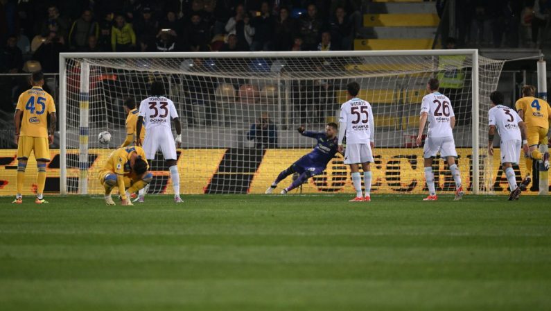 Il Frosinone torna a vincere e manda la Salernitana in B