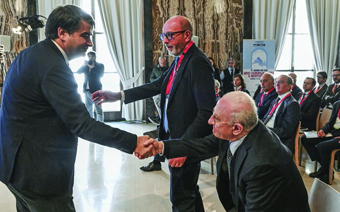 Stretta di mano tra il ministro Fitto e il presidente della Regione Campania De Luca
