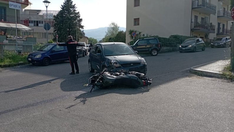 Auto contro moto a Castrolibero, ferito un giovane