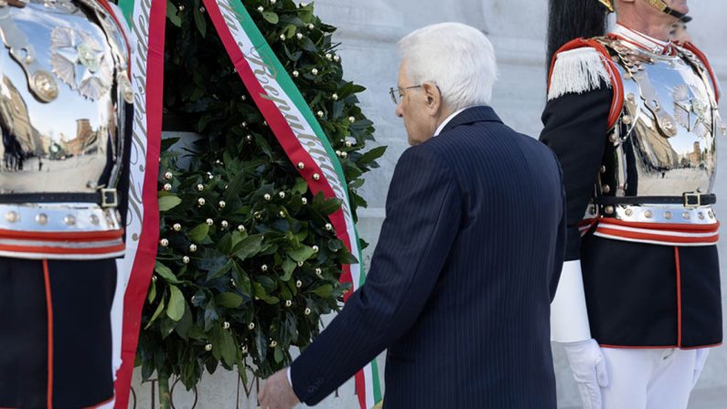 25 Aprile, l'omaggio di Mattarella all’Altare della Patria