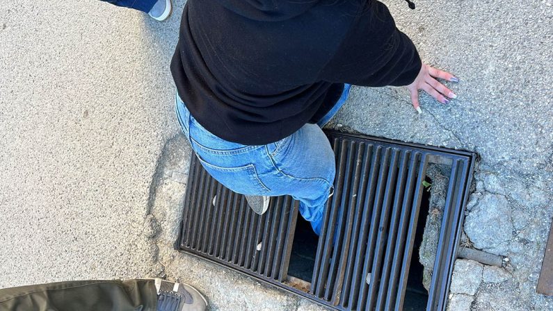 Potenza, ragazza bloccata con la gamba in una grata rotta