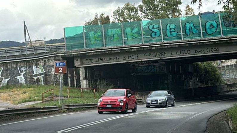 Rende: "Io e te tre metri sopra il cielo", i 20 anni della scritta d'amore sul muro