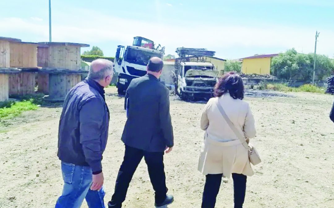 La sindaca Vittimberga nel cantiere in cui l’altra notte sono stati incendiati quattro mezzi