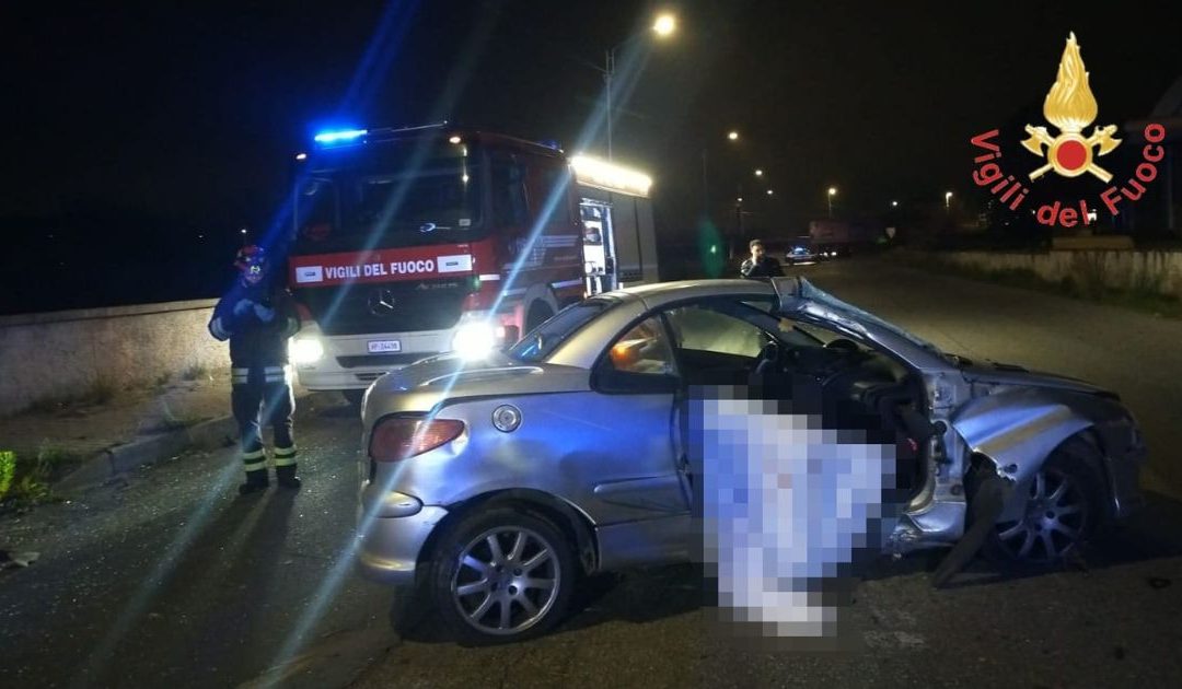 L'auto incidentata e i soccorsi sul posto