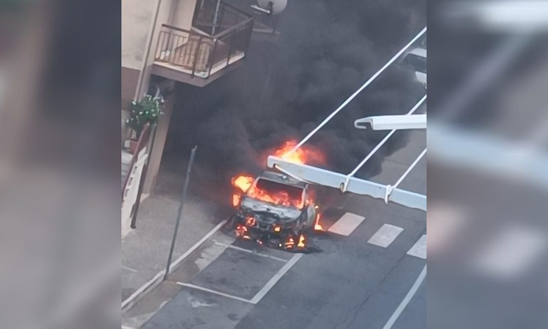 Lancia Y distrutta da un incendio
