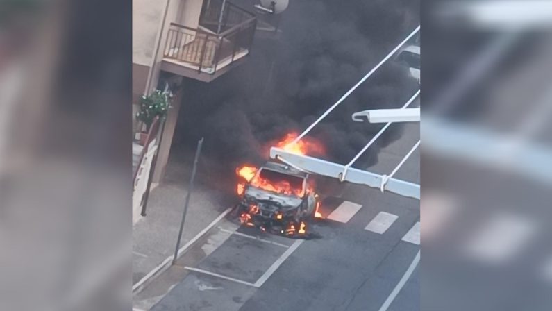 Cassano: Lancia Y distrutta da un incendio, indagano i carabinieri