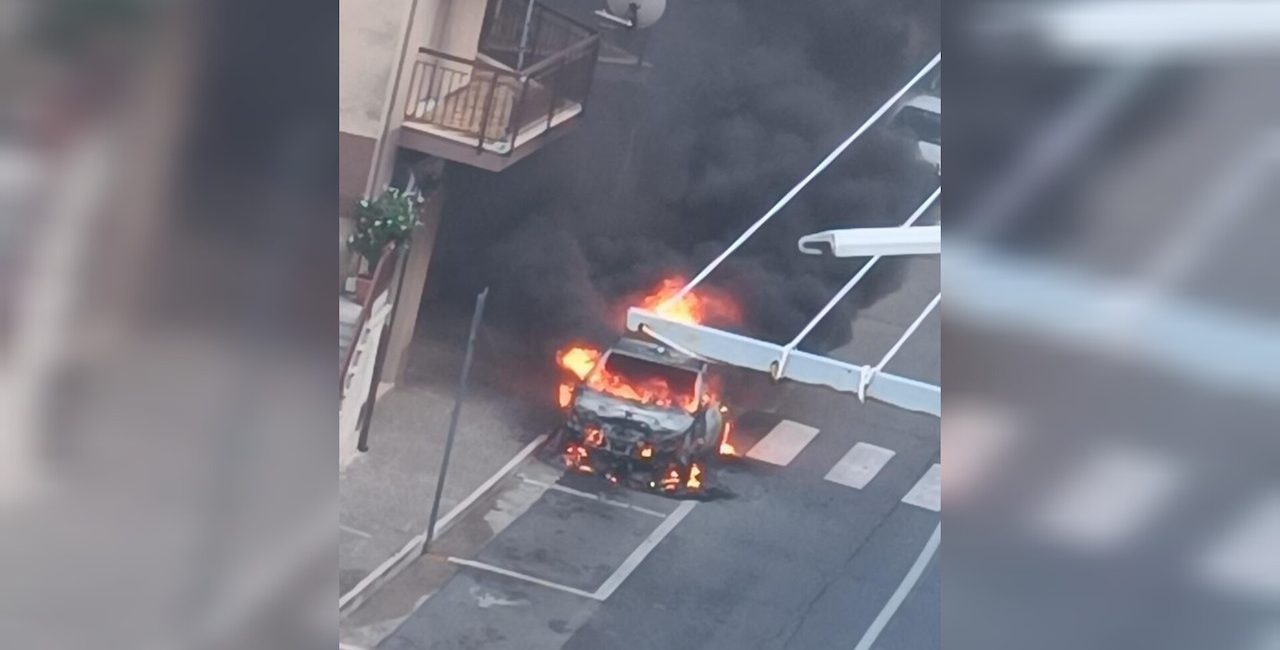 Cassano: Lancia Y distrutta da un incendio, indagano i carabinieri