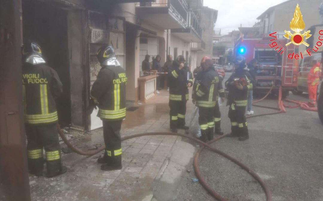 I vigili del fuoco sul luogo dell'incendio