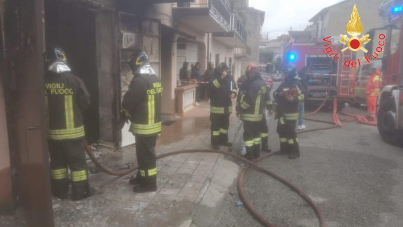 Incendio nel Cosentino, due persone salvate con l'autoscala