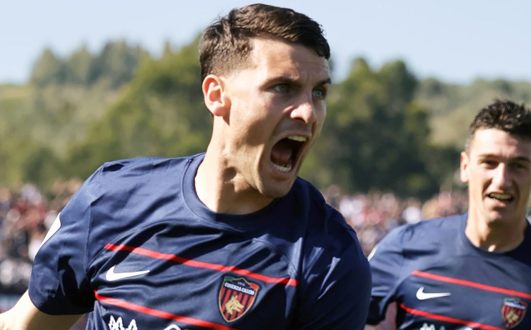 L'esultanza di Mazzocchi dopo il primo gol del Cosenza