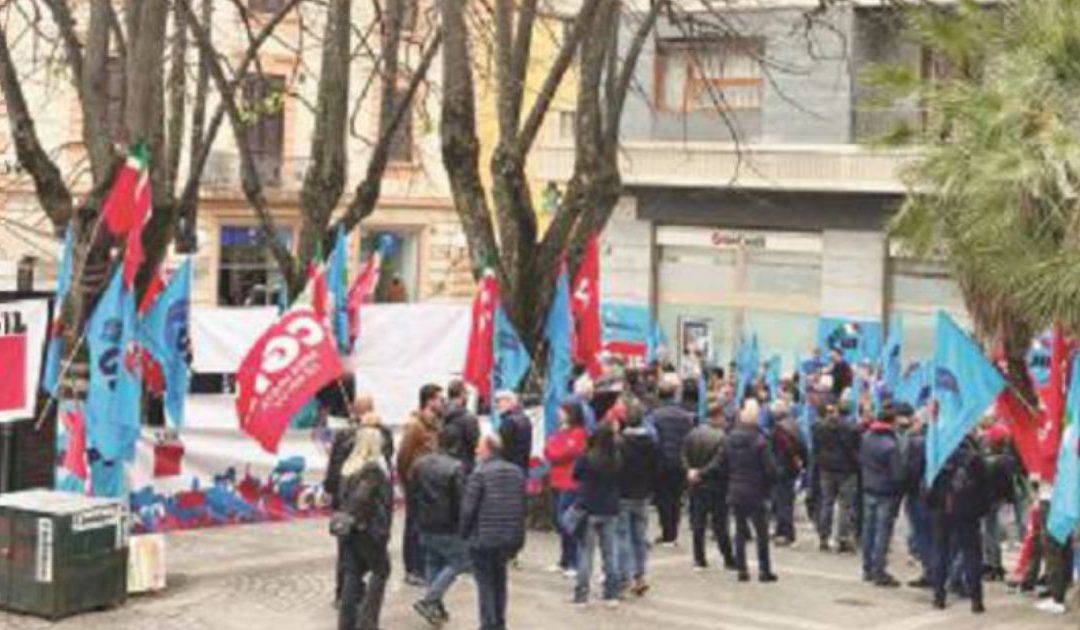 Il presidio in piazza XI Settembre a Cosenza