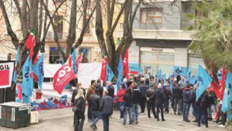 Morti sul lavoro: il presidio di Cgil e Uil in piazza a Cosenza