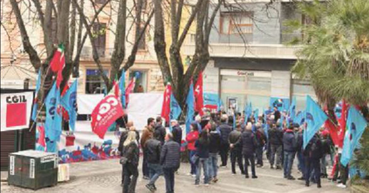 Morti sul lavoro: il presidio di Cgil e Uil in piazza a Cosenza