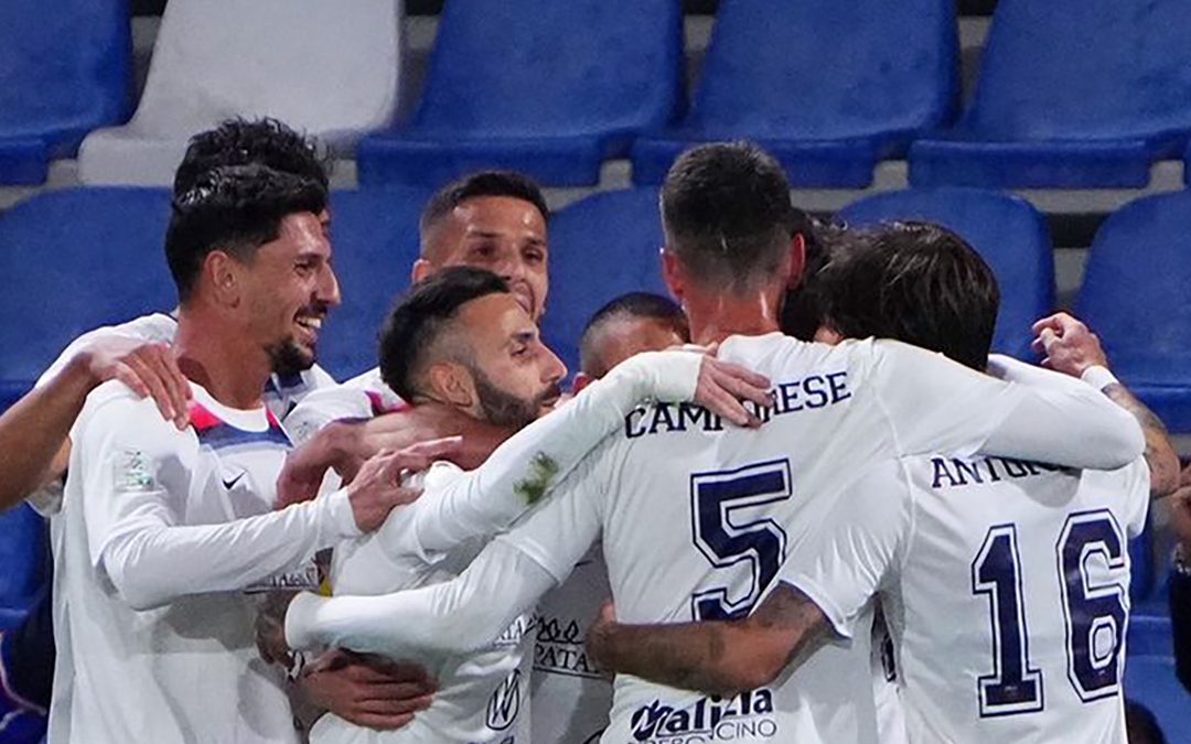 L'esultanza dei giocatori del Cosenza (foto pagina Facebook Cosenza Calcio)